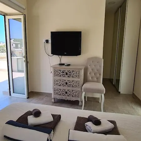 Neo Chorio Town House *